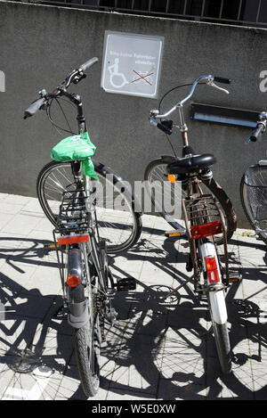 Il 25 aprile 2019, in Sassonia, Lipsia: Le biciclette possono essere parcheggiate su disabilitato il parcheggio di fronte all'aula magna edificio dell'Università di Lipsia. Foto: Waltraud Grubitzsch/dpa-Zentralbild/ZB Foto Stock
