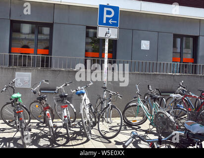 Il 25 aprile 2019, in Sassonia, Lipsia: Le biciclette possono essere parcheggiate su disabilitato il parcheggio di fronte all'aula magna edificio dell'Università di Lipsia. Foto: Waltraud Grubitzsch/dpa-Zentralbild/ZB Foto Stock