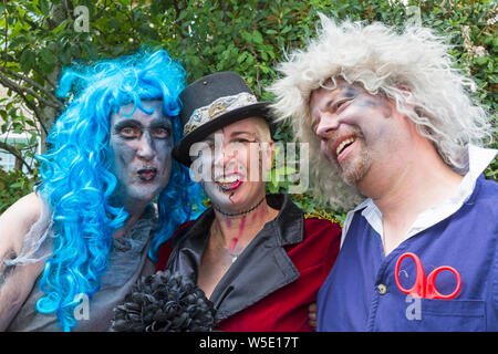 Swanage, Dorset, Regno Unito. 28 Luglio, 2019. Migliaia gregge a Swanage Carnival per vedere la processione sfilano sul tema di Swanage va Musical in un giorno caldo e soleggiato. Credito: Carolyn Jenkins/Alamy Live News Foto Stock