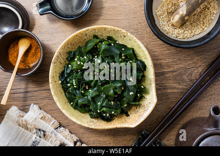 Insalata di alghe wakame, un piatto giapponese sano. Foto Stock