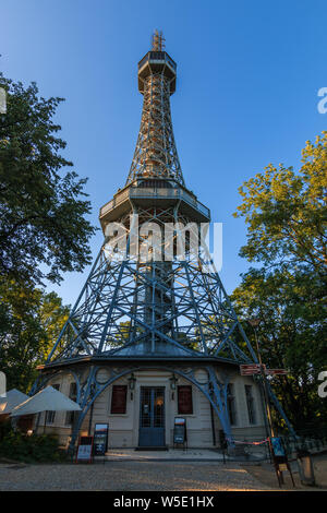 Ex torre della radio fatta di metallo sulla collina Petrin nella capitale ceca Praga. Nel parco con alberi su due piattaforme di visualizzazione con tutti intorno a v Foto Stock