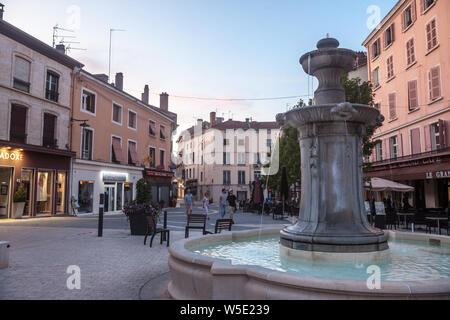 A BOURGOIN JALLIEU, Francia - 16 luglio 2019: Place du 23 Aout 1944 Square, una piazza pedonale con una fontana nel centro di Bourgoin, una tipica città Foto Stock