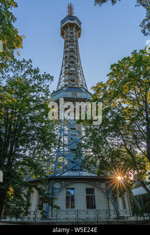 Metallo storico della torre di vedetta sul colle Petrin nella capitale ceca Praga con due piattaforme. Ex torre della radio nel parco con sole attraverso Foto Stock