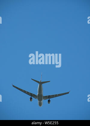 TC-JNC Turkish Airlines Airbus A330-203 cellula nel cielo blu. Foto Stock