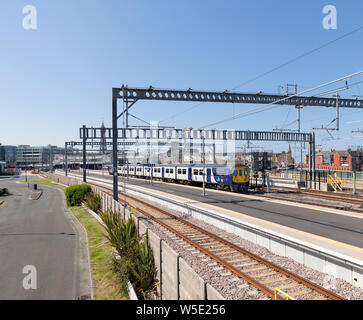 Arriva nord classe rampa 319 elettrico treno in partenza dalla stazione ferroviaria di Blackpool North con un Blackpool North di Liverpool Lime Street treno Foto Stock