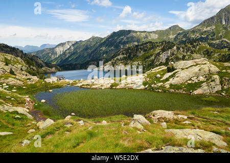 Rifugio di montagna accanto a Estanh Major de Colomèrs a Aigüestortes i Estany de Sant Maurici National Park (Valle de Arán, Lleida,Pirenei,cataluña,Spagna) Foto Stock