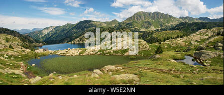 Panoramica dei principali Estanh de Colomèrs e zone umide in Aigüestortes i Estany de Sant Maurici National Park (Val d'Aran, Pirenei, Catalogna, Spagna) Foto Stock