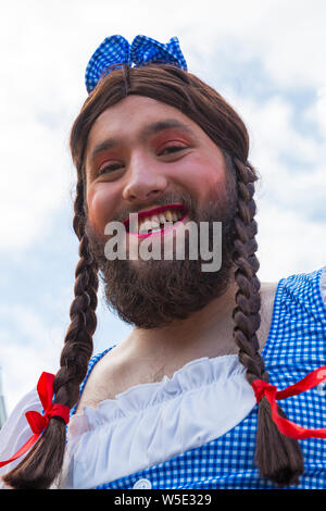 Swanage, Dorset, Regno Unito. 28 Luglio, 2019. Migliaia gregge a Swanage Carnival per vedere la processione sfilano sul tema di Swanage va Musical in un giorno caldo e soleggiato. Credito: Carolyn Jenkins/Alamy Live News Foto Stock