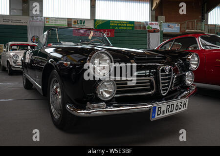 PAAREN IM GLIEN, Germania - Giugno 08, 2019: auto di lusso Alfa Romeo Spider 2600, 1963. Die Oldtimer Show 2019. Foto Stock