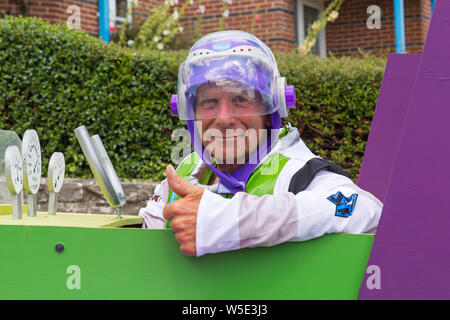 Swanage, Dorset, Regno Unito. 28 Luglio, 2019. Migliaia gregge a Swanage Carnival per vedere la processione sfilano sul tema di Swanage va Musical in un giorno caldo e soleggiato. Credito: Carolyn Jenkins/Alamy Live News Foto Stock