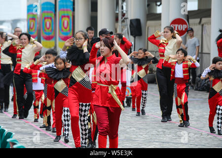 Hong Kongese i bambini e gli adolescenti la pratica per il Nuovo Anno Cinese Parade di Tsim Tsa Tsui, Hong Kong Foto Stock