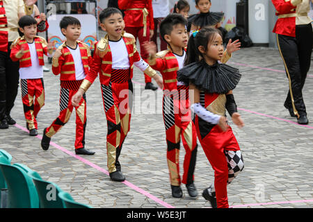 Hong Kongese kids pratica per il Nuovo Anno Cinese Parade di Tsim Tsa Tsui, Hong Kong Foto Stock