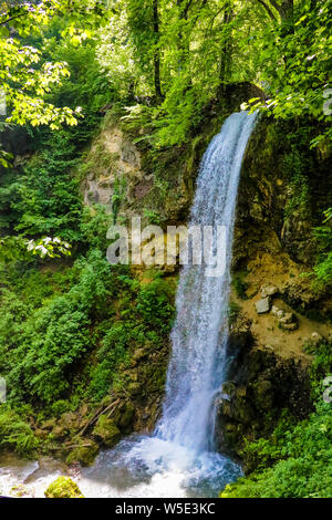 La magica atmosfera di una cascata nel verde delle foreste in una giornata di sole Foto Stock