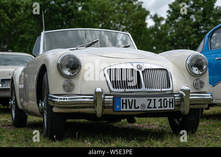 PAAREN IM GLIEN, Germania - Giugno 08, 2019: le auto sportive mg a 1600 Mark II, 1960. Die Oldtimer Show 2019. Foto Stock