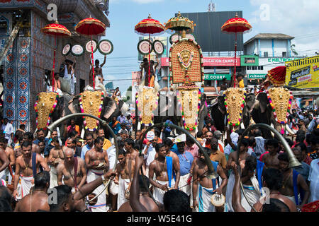 L'immagine dell'elefante Decorato è stata presa in Thrissur Pooram festival a Thrissur, India Kerala Foto Stock