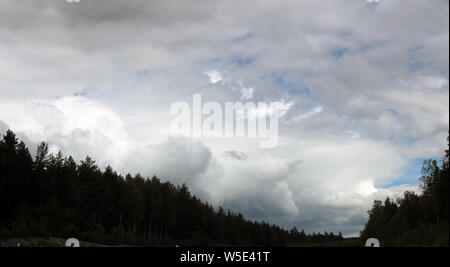 Potente Tornado sulla strada nel paesaggio tempestoso Foto Stock