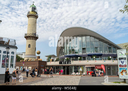 (WARNEMUENDE ROSTOCK), Germania - Luglio 25, 2019: i punti di riferimento di Warnemuende, vecchio faro e costruire Teepott. Foto Stock