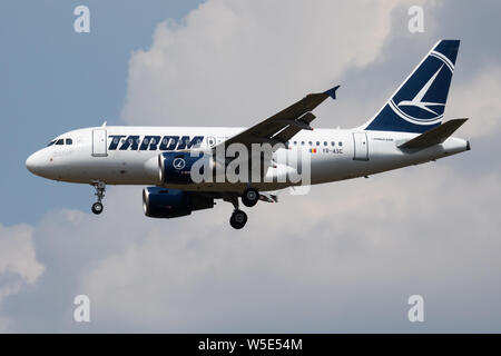 Londra / Regno Unito - Luglio 14, 2018: TAROM Airbus A318 YR-ASC piano passeggero l'atterraggio all'Aeroporto di Londra Heathrow Foto Stock