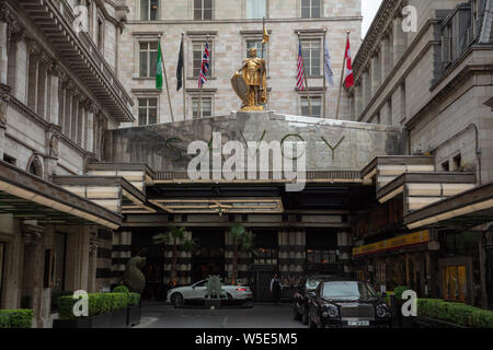 Vista generale dell'ingresso al Savoy Hotel in The Strand, Londra, Regno Unito, su un nuvoloso pomeriggio in luglio. Foto Stock