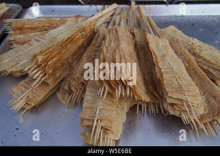 Tofu snack sul display a Ottawa Asian Fest il Mercato Notturno, 2019. Ottawa, Ontario, Canada. Foto Stock