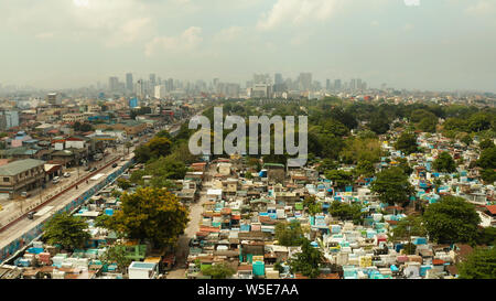 La città di Manila, la capitale delle Filippine e di Manila Nord cimitero, vista dall'alto. Edifici moderni nel centro della citta'. Foto Stock