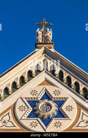 Le sculture sulla facciata della Basilica di Santa Croce. Firenze. Italia Foto Stock