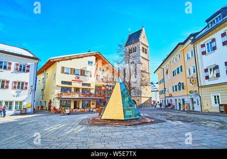 ZELL AM SEE, Austria - 28 febbraio 2019: Il central city square, denominato Stadtplatz, con edifici tradizionali e pietra medievale torre campanaria di Parigi Foto Stock