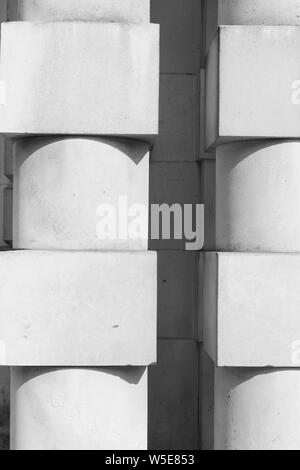 Texture della luce colorata pietra di Portland usata in molti edifici di Londra così come qui a Whitehall, Londra, in un bianco e nero, immagine monocromatica. Foto Stock