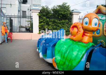 Russia, Arkhangelsk - Luglio 2019. Due tre-anno-vecchio ragazzo bianco ride in bambini open-giostra treno. Un bambino piange. Divertimento, attività, impressione Foto Stock