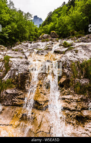 I Cadini del Brenton cascate, il lago del Mis, vicino a Belluno, Veneto, Italia Foto Stock