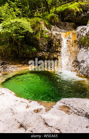 Piscina presso i Cadini del Brenton cascate, il lago del Mis, vicino a Belluno, Veneto, Italia Foto Stock