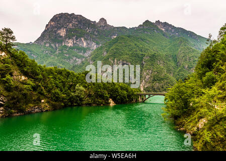 Ponte ad arcate su un canale laterale per il lago del Mis, vicino a Belluno, Veneto, Italia Foto Stock