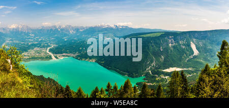 Panorama del Lago di Santa Croce dal colle del Nevegal al di sopra di Belluno, Veneto, Italia Foto Stock