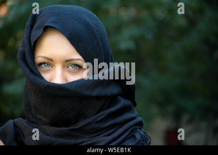 Bella dagli occhi blu donna musulmana in posa con la sciarpa sul suo capo Foto Stock