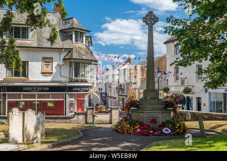 Il Memoriale di guerra nel sagrato che si affaccia sul centro storico di Sidmouth nel South Devon. Foto Stock