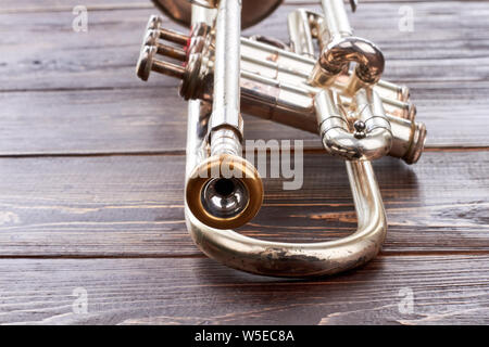 Tromba su sfondo di legno. Foto Stock