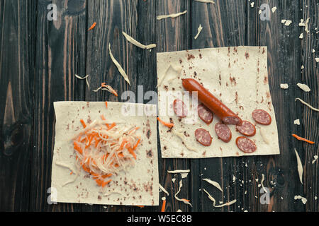 Ingredienti per la cottura burrito su un tavolo di legno. Foto Stock