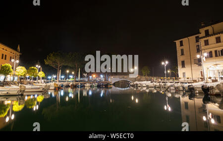 Il porto di Desenzano in una calda giornata estiva. Foto Stock