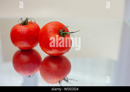 Pomodori sullo specchio Foto Stock