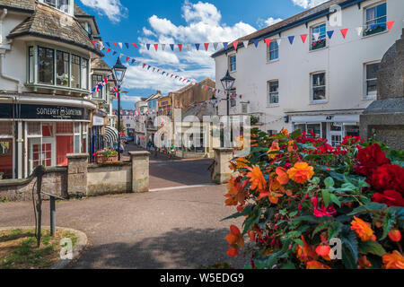 Il Memoriale di guerra nel sagrato che si affaccia sul centro storico di Sidmouth nel South Devon. Foto Stock