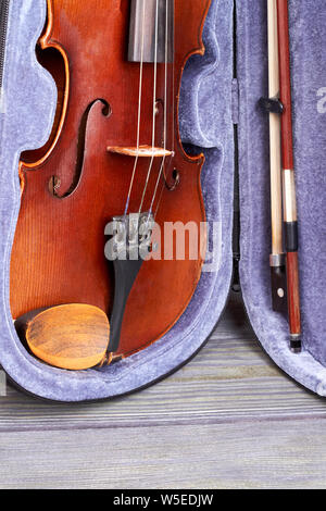 Violino vecchio in caso, immagine verticale. Foto Stock