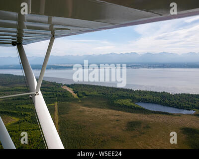 Ancoraggio, Alaska, dall'aria. Piper Super Cub. Centro di Anchorage. Ingresso cottura. Braccio Knik. Chugach Montagne Foto Stock