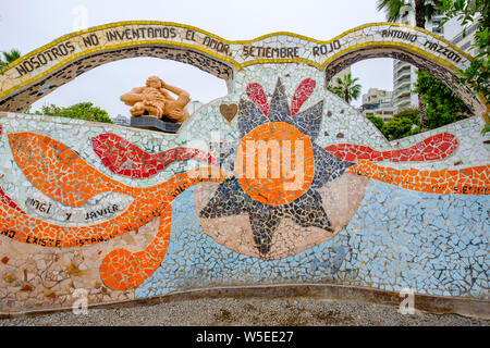Mosaico ceramico con El Beso (Il Bacio), Victor Delfin scultura su sfondo al Parque del Amor (Amore) Parco nel quartiere di Miraflores, Lima, Peru Foto Stock