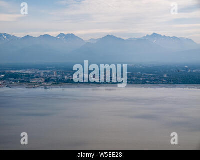 Ancoraggio, Alaska, dall'aria. Piper Super Cub. Centro di Anchorage. Ingresso cottura. Braccio Knik. Chugach Montagne Foto Stock