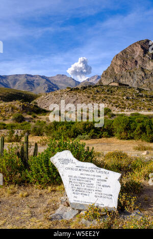 Piume, colonna eruttiva da Sabancaya, un vulcano attivo nell'Altiplano peruviano, il Canyon del Colca, Perù Foto Stock