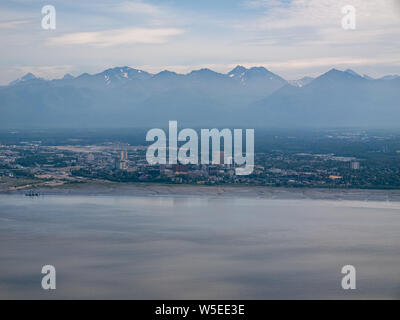 Ancoraggio, Alaska, dall'aria. Piper Super Cub. Centro di Anchorage. Ingresso cottura. Braccio Knik. Chugach Montagne Foto Stock