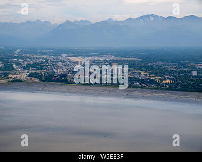 Ancoraggio, Alaska, dall'aria. Piper Super Cub. Centro di Anchorage. Ingresso cottura. Braccio Knik. Chugach Montagne Foto Stock