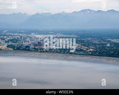 Ancoraggio, Alaska, dall'aria. Piper Super Cub. Centro di Anchorage. Ingresso cottura. Braccio Knik. Chugach Montagne Foto Stock