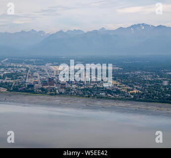 Ancoraggio, Alaska, dall'aria. Piper Super Cub. Centro di Anchorage. Ingresso cottura. Braccio Knik. Chugach Montagne Foto Stock