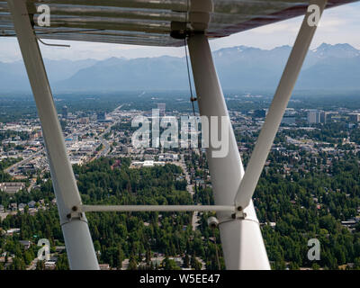 Ancoraggio, Alaska, dall'aria. Piper Super Cub. Centro di Anchorage. Ingresso cottura. Braccio Knik. Chugach Montagne Foto Stock